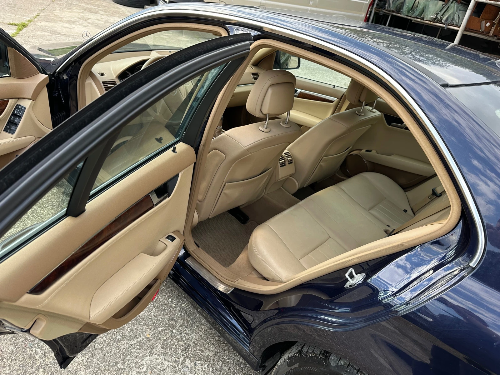 Mercedes-Benz C 200 Обслужена, снимка 11 - Автомобили и джипове - 54259947