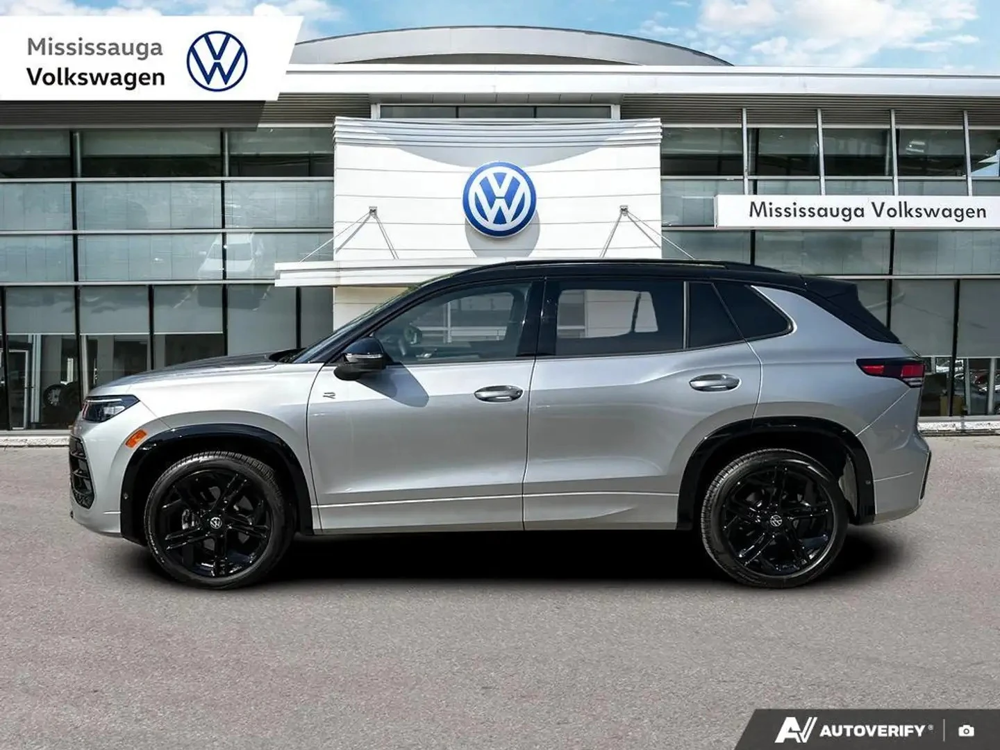 VW Tiguan * Comfortline* R-Line* 4Motion* ПОДГРЕВ* ПАНОРАМА*, снимка 3 - Автомобили и джипове - 55062802