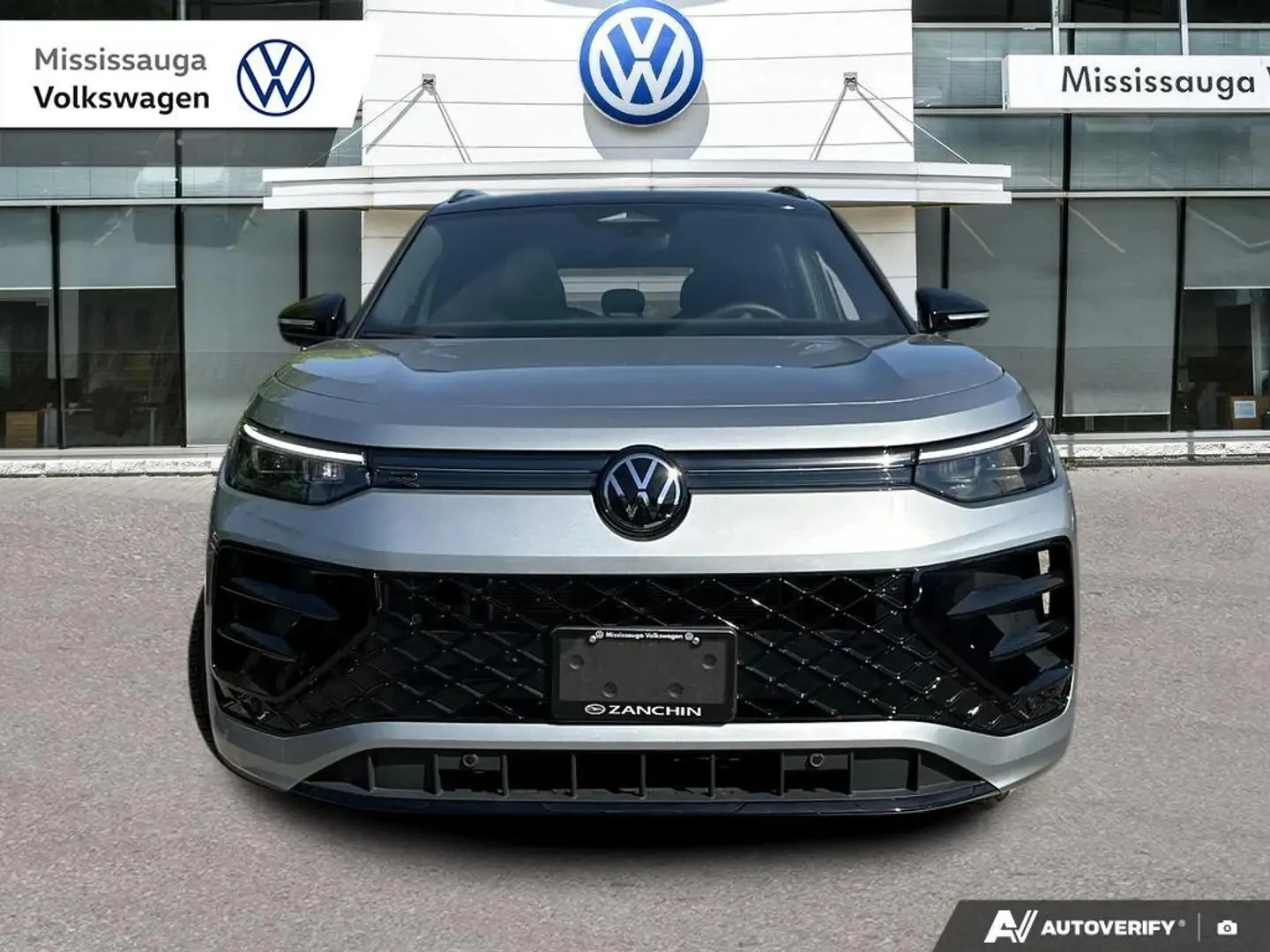 VW Tiguan * Comfortline* R-Line* 4Motion* ПОДГРЕВ* ПАНОРАМА*, снимка 2 - Автомобили и джипове - 55062802