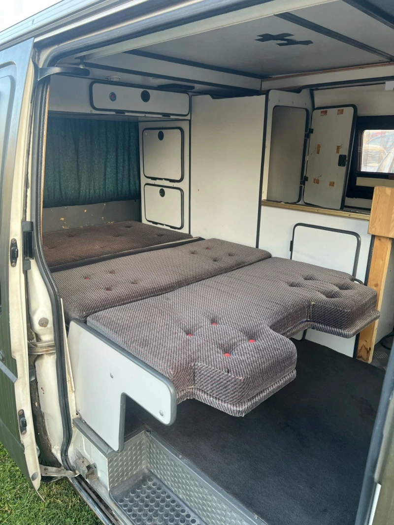 Кемпер Ford Transit, снимка 17 - Каравани и кемпери - 50715858