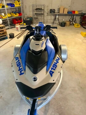 Джет Bombardier Sea Doo Spark Trixx 3up, снимка 1