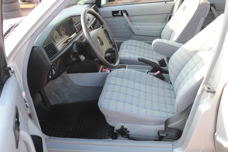 Mercedes-Benz 190 190 E, снимка 14 - Автомобили и джипове - 53250047