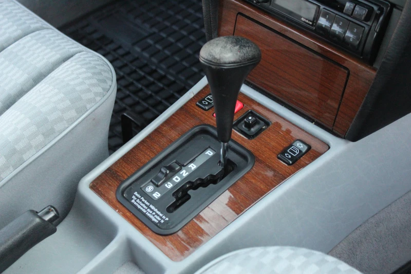 Mercedes-Benz 190 190 E, снимка 13 - Автомобили и джипове - 53250047