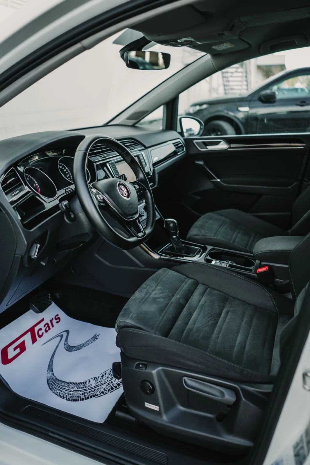 VW Touran 2.0TDI DSG, снимка 10 - Автомобили и джипове - 53244754