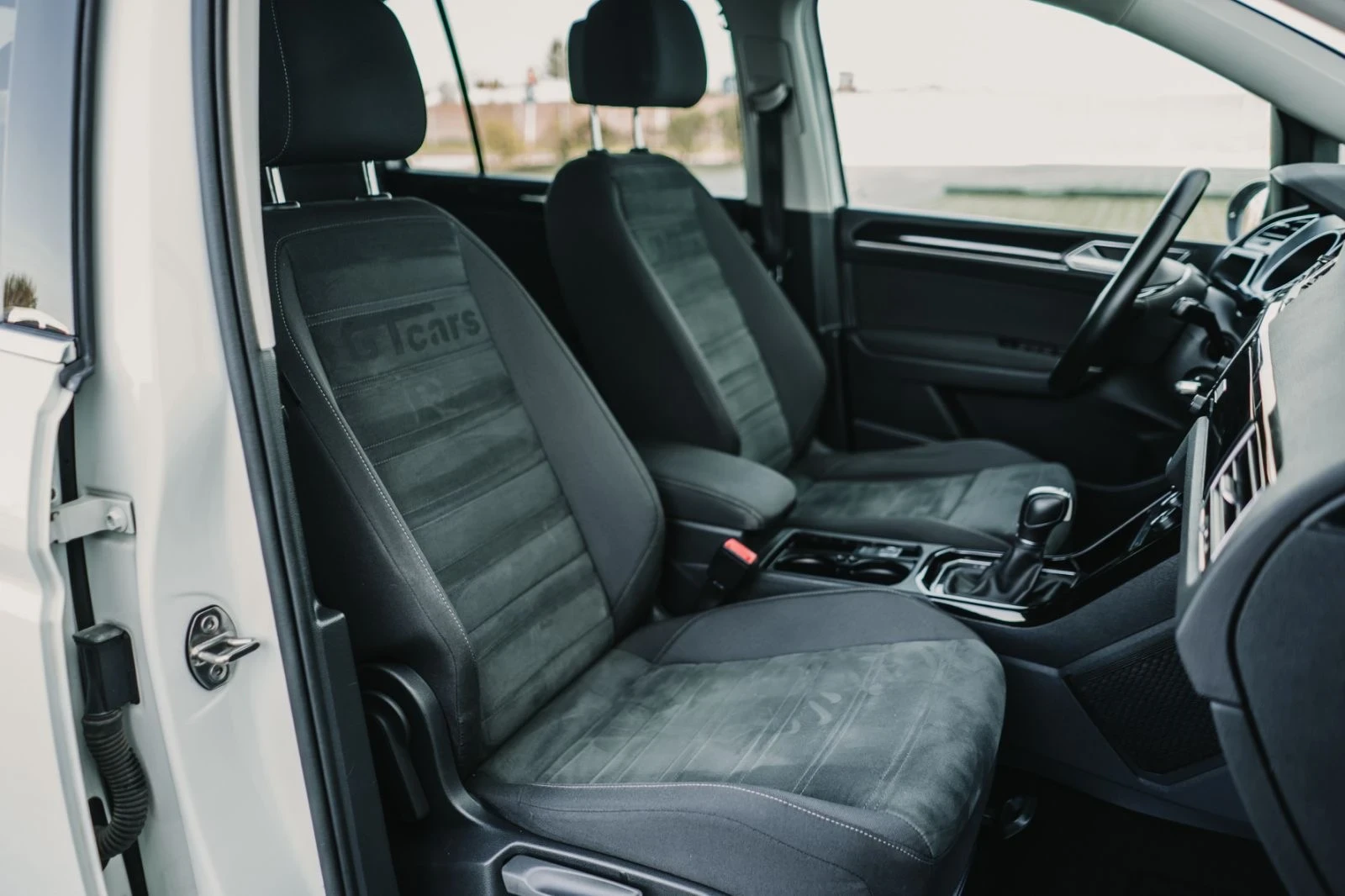 VW Touran 2.0TDI DSG, снимка 15 - Автомобили и джипове - 53244754