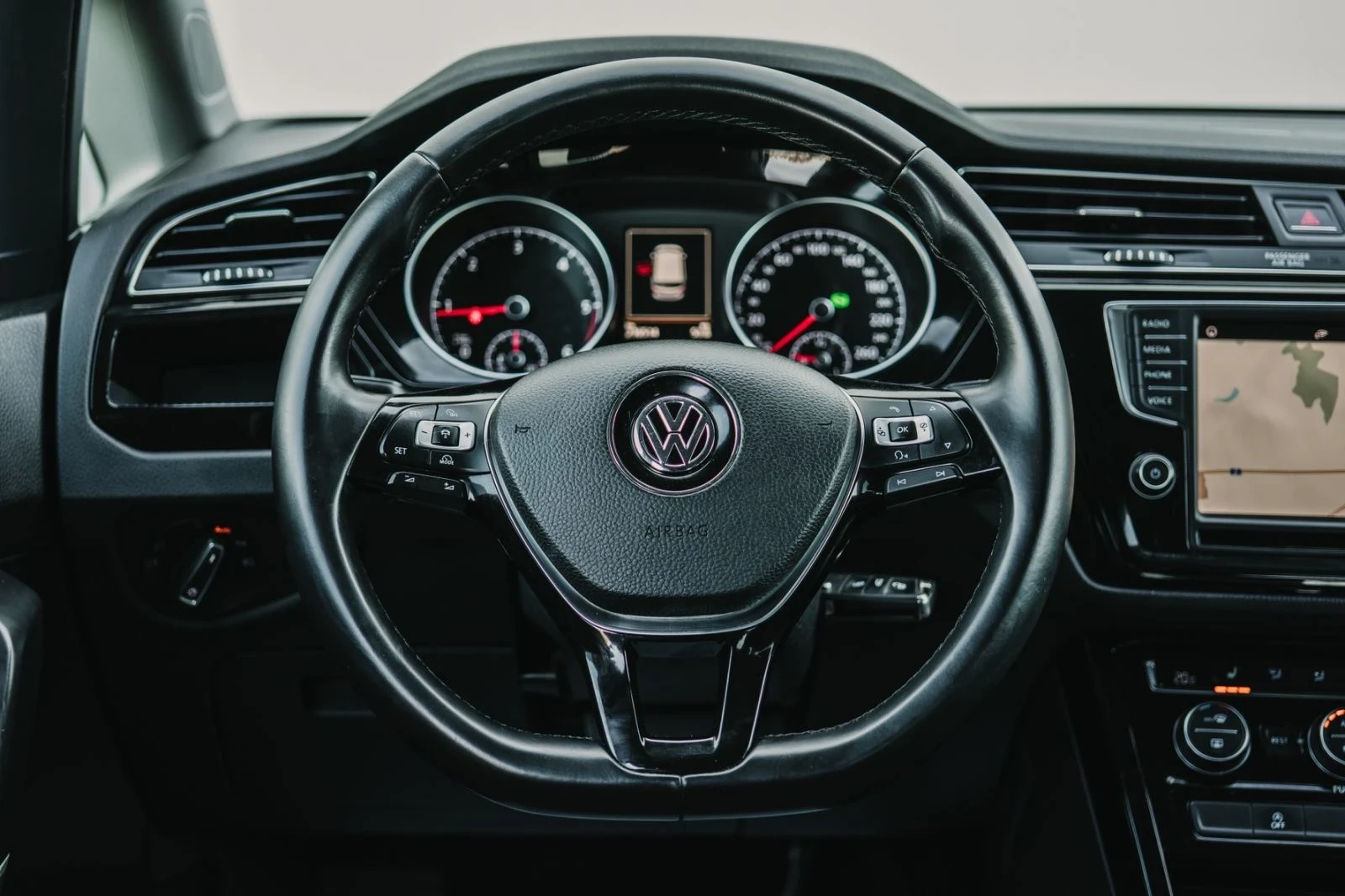 VW Touran 2.0TDI DSG, снимка 12 - Автомобили и джипове - 53244754