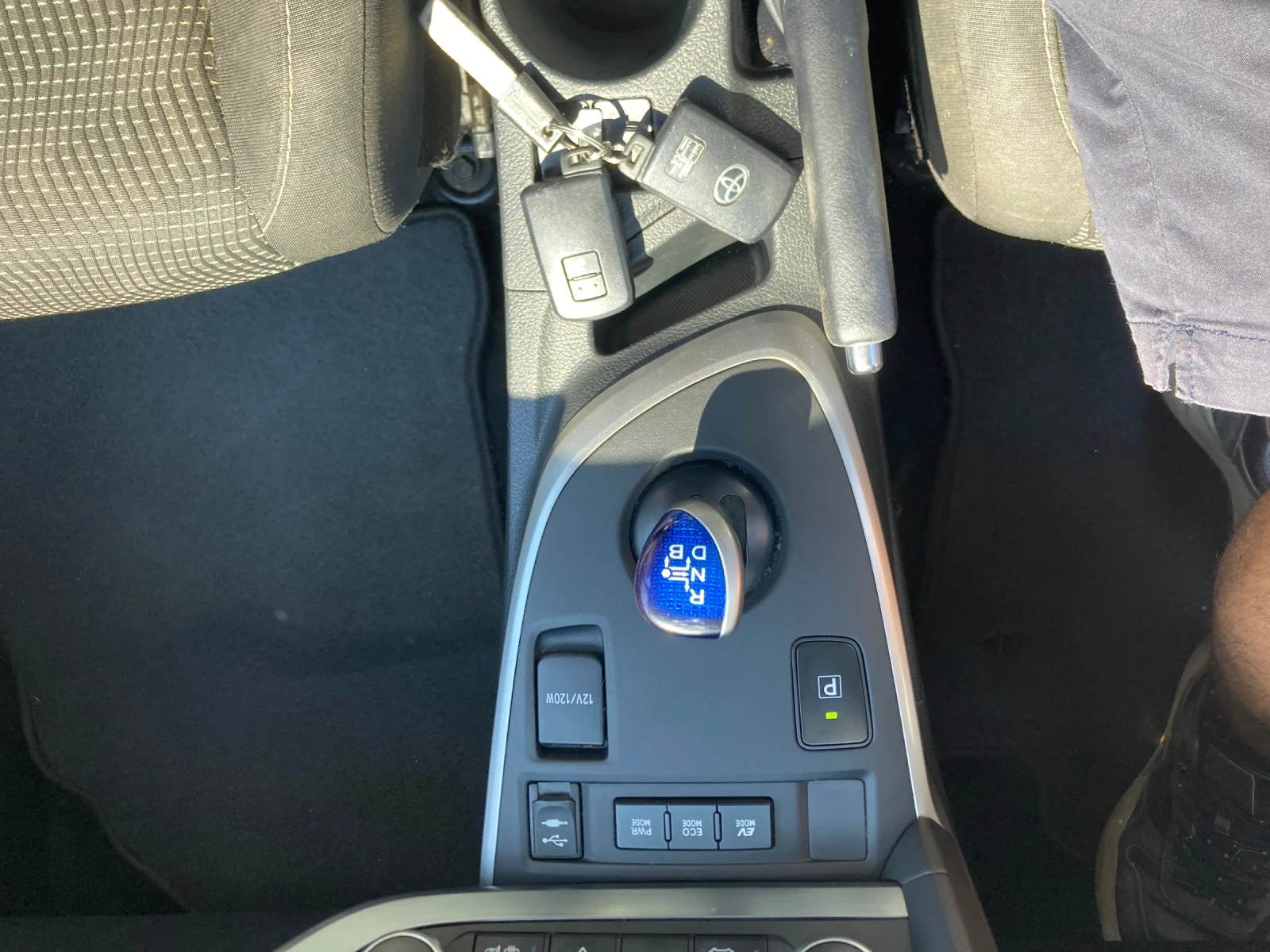 Toyota Auris 1.8 Hibrid 126000km Avtomat, снимка 13 - Автомобили и джипове - 55574417