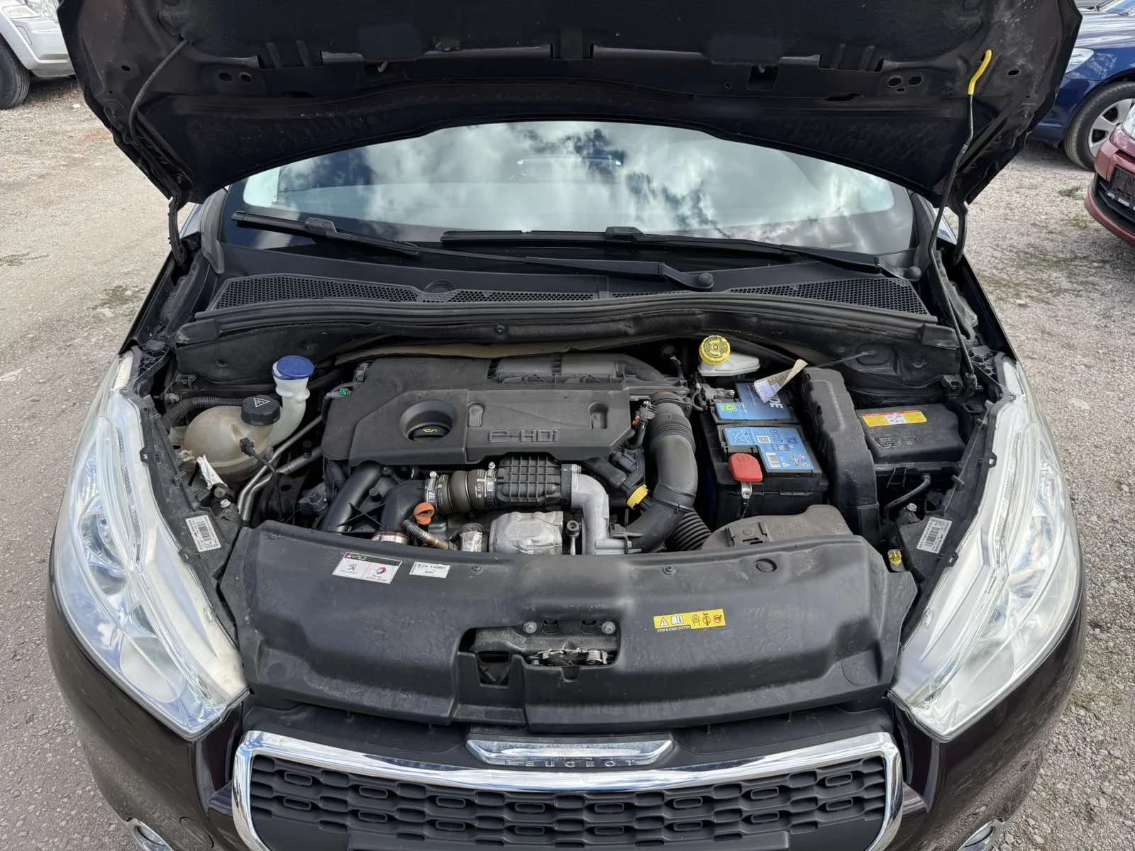 Peugeot 208 1.6 HDI 92 к.с. УНИКАТ, снимка 17 - Автомобили и джипове - 56216739