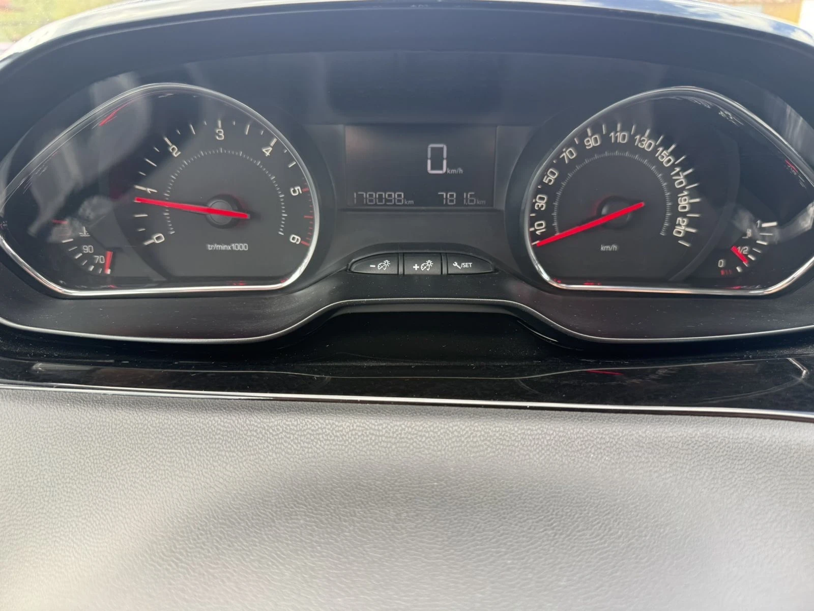 Peugeot 208 1.6 HDI 92 к.с. УНИКАТ, снимка 11 - Автомобили и джипове - 56216739