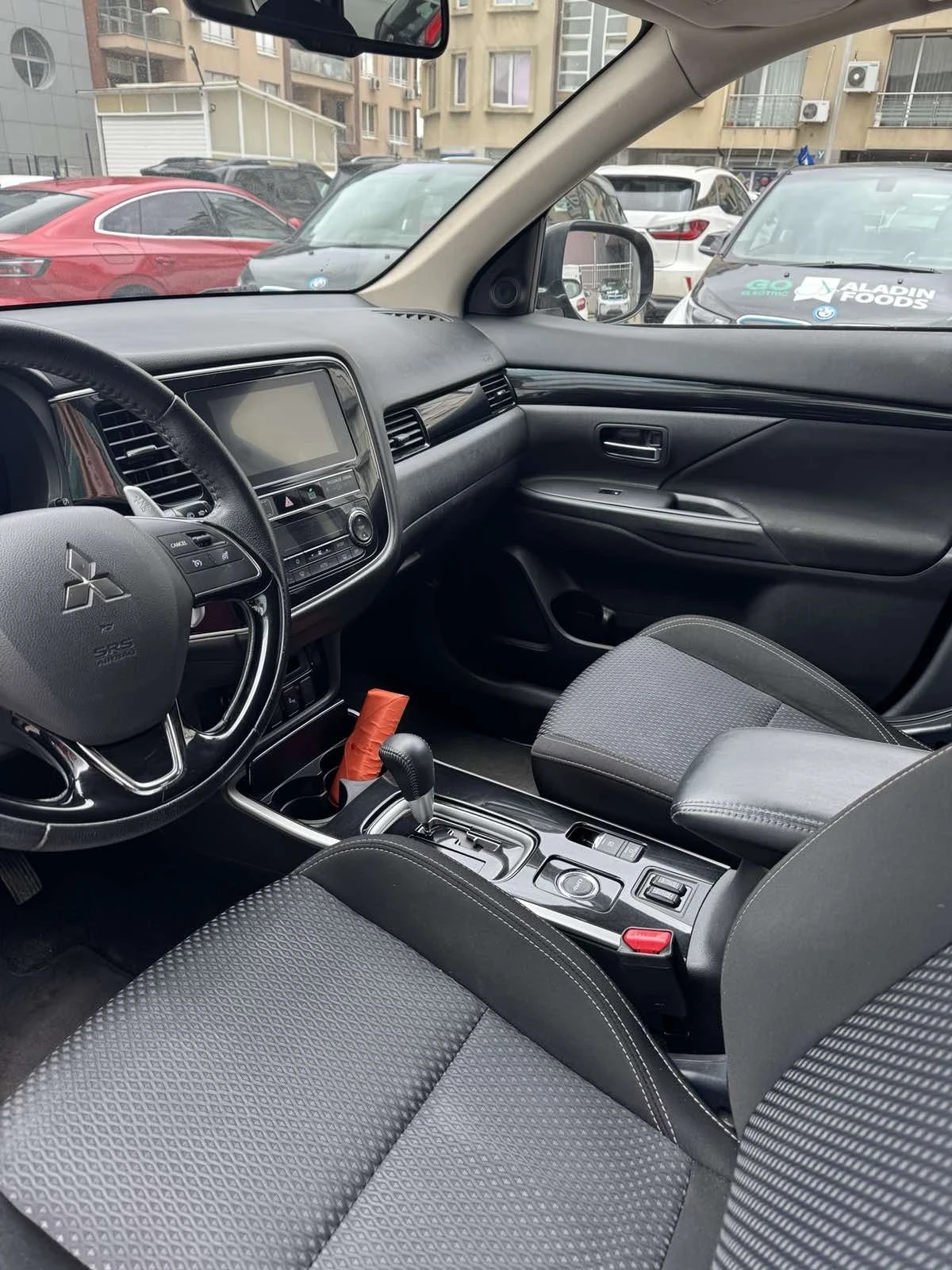 Mitsubishi Outlander Intense+ , снимка 8 - Автомобили и джипове - 54081363