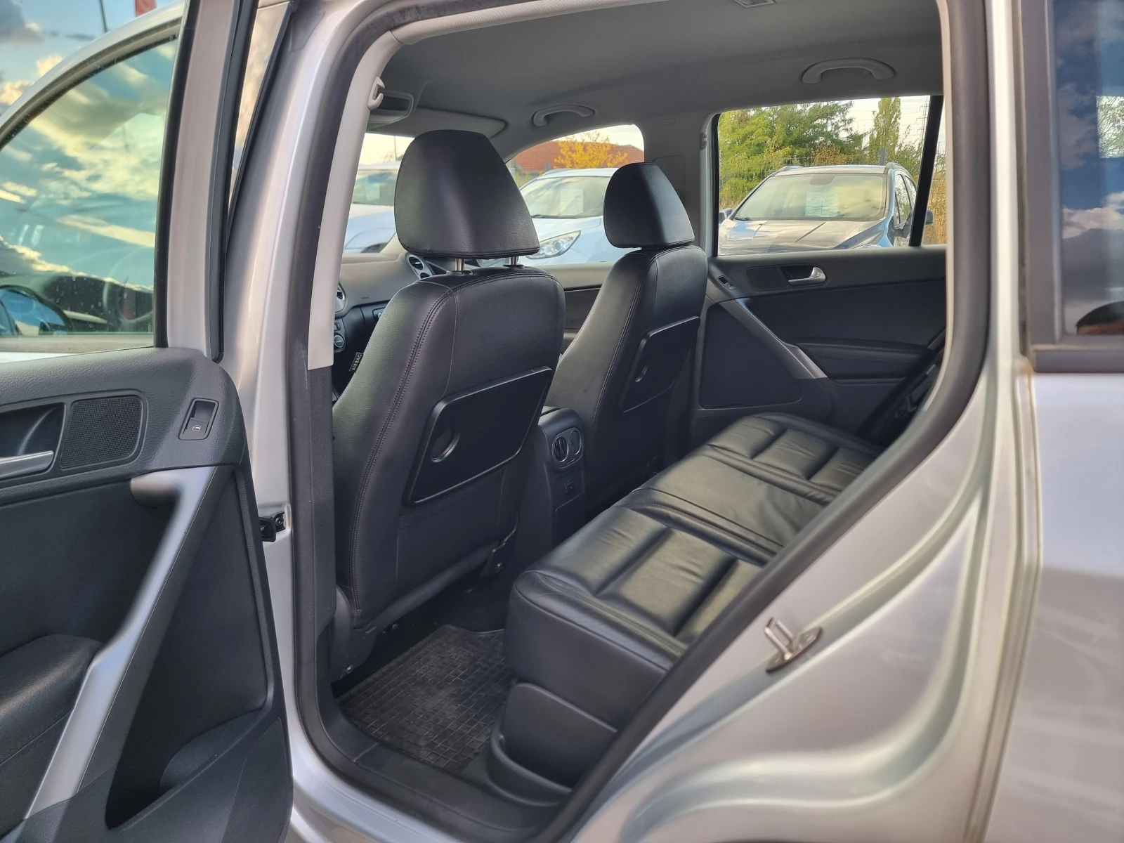 VW Tiguan 2.0TDI, снимка 11 - Автомобили и джипове - 56541384