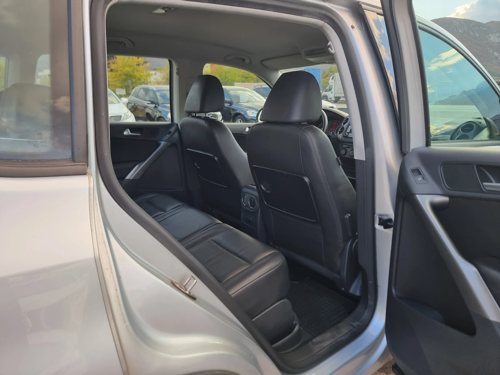 VW Tiguan 2.0TDI, снимка 14 - Автомобили и джипове - 56541384