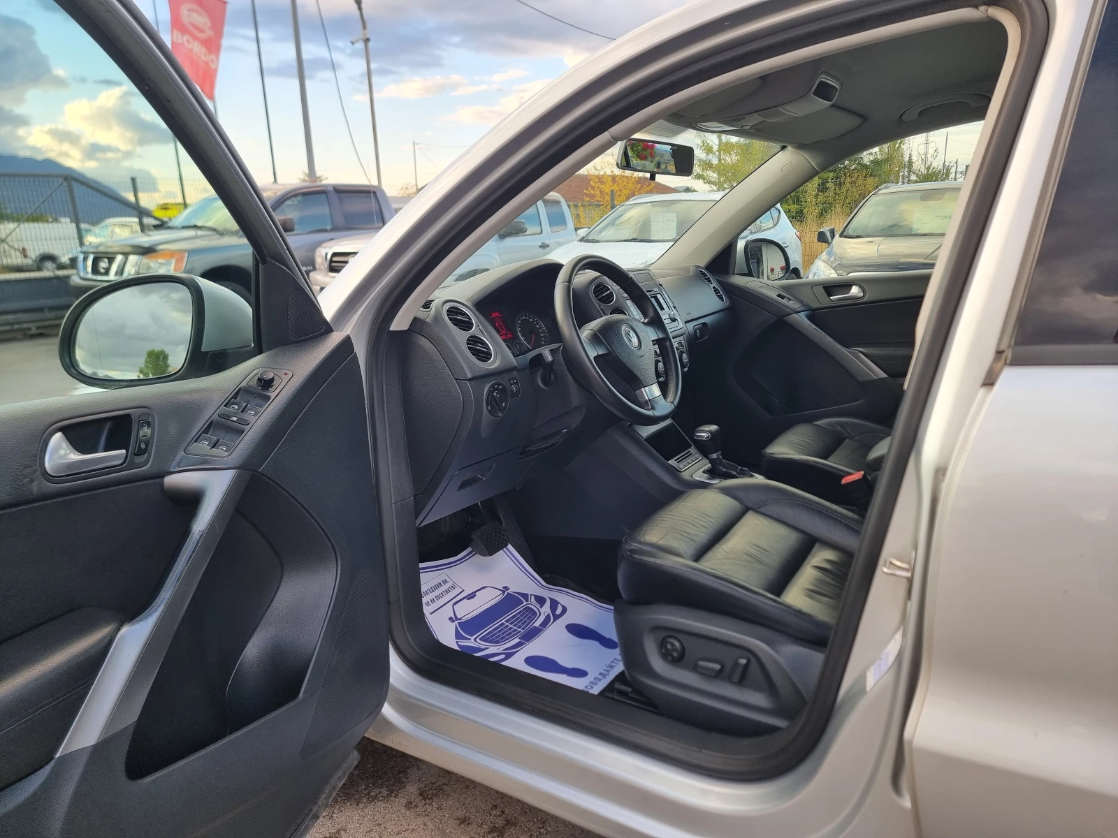 VW Tiguan 2.0TDI, снимка 10 - Автомобили и джипове - 56541384