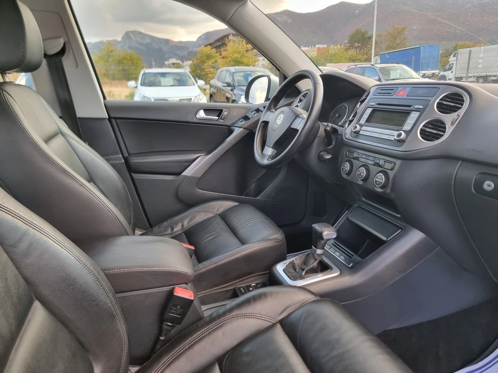 VW Tiguan 2.0TDI, снимка 16 - Автомобили и джипове - 56541384