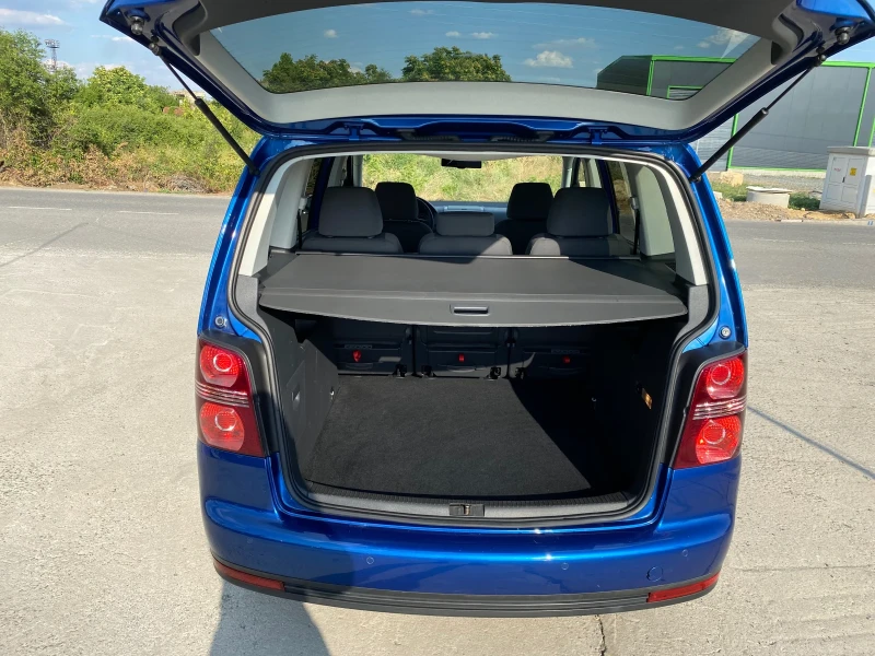 VW Touran 2.0TDI, снимка 13 - Автомобили и джипове - 52807782
