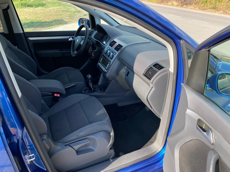 VW Touran 2.0TDI, снимка 10 - Автомобили и джипове - 52807782