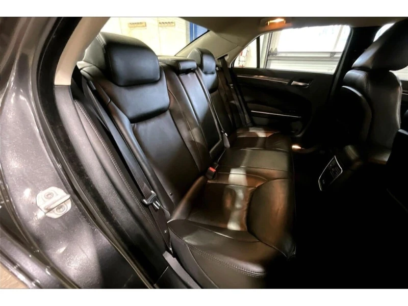 Chrysler 300c * Touring | V6 | Heated Seats | Navigation * CARFA, снимка 16 - Автомобили и джипове - 53213636