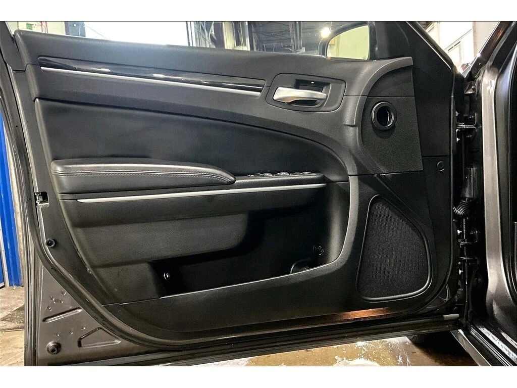 Chrysler 300c * Touring | V6 | Heated Seats | Navigation * CARFA - изображение 2