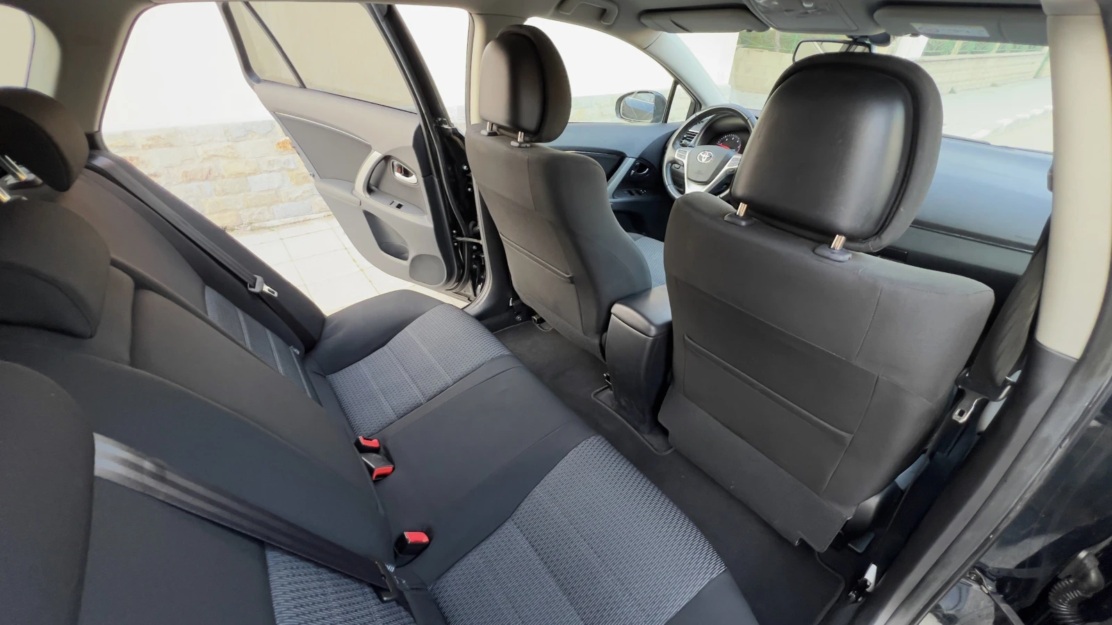 Toyota Avensis 2.2 D-4D , снимка 12 - Автомобили и джипове - 53741420