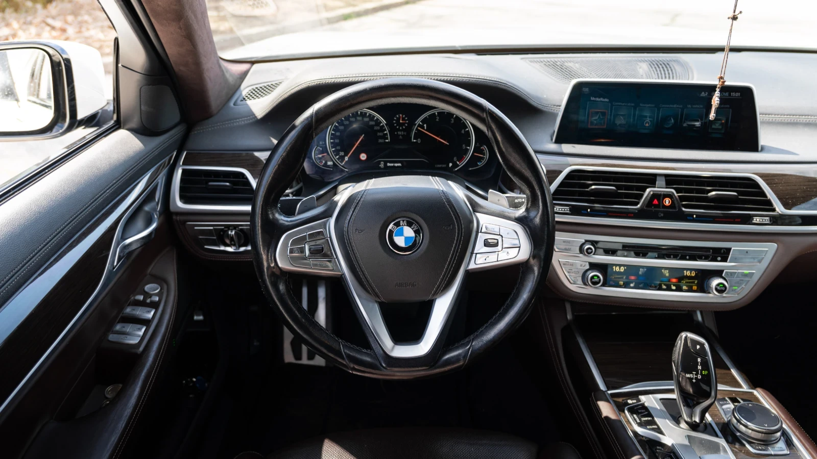 BMW 740 XD/INDIVIDUAL/ 4x Massage/ 4x обдухване/ALCANTARA, снимка 7 - Автомобили и джипове - 54234359