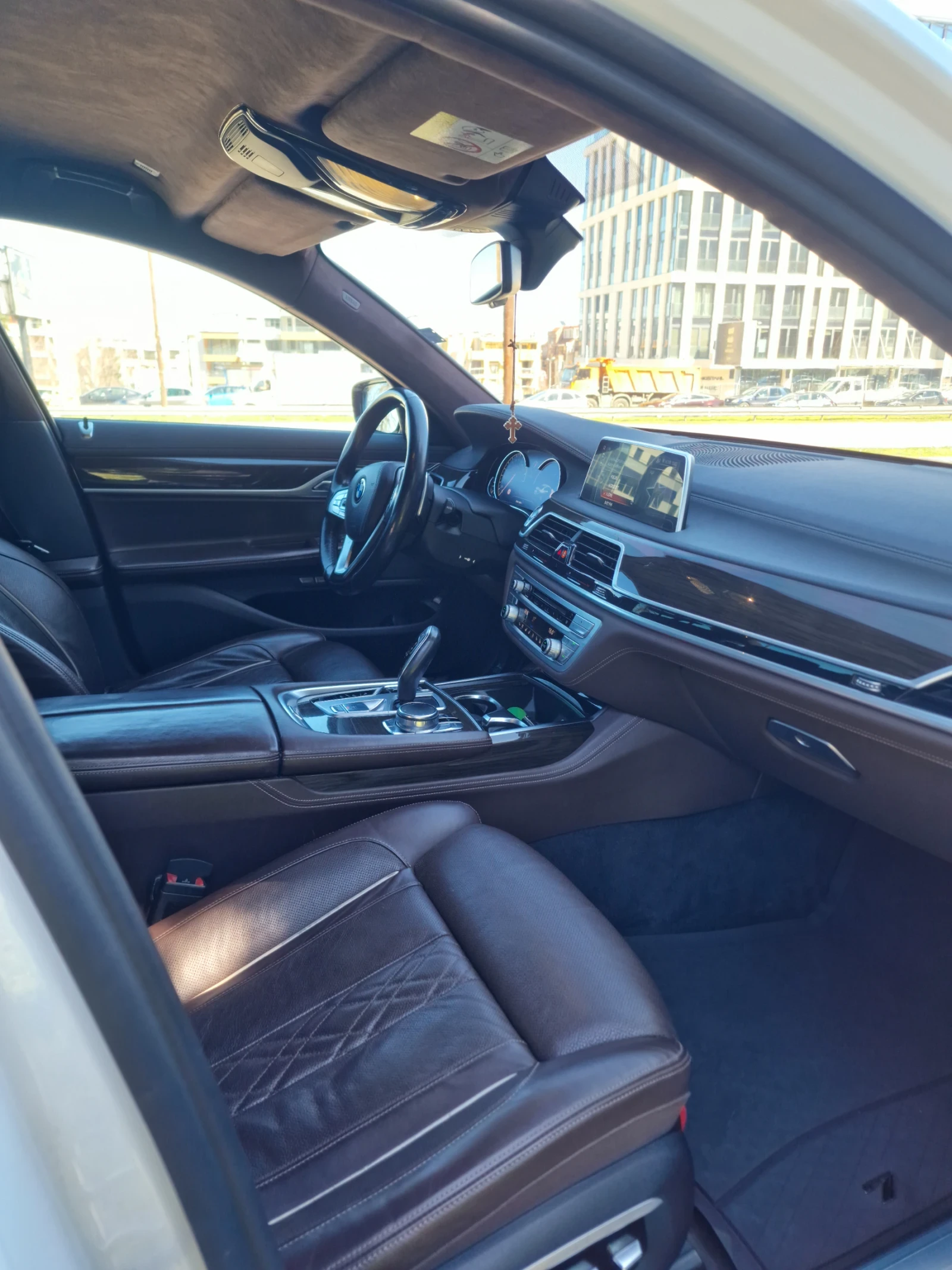 BMW 740 XD/INDIVIDUAL/ 4x Massage/ 4x обдухване/ALCANTARA, снимка 6 - Автомобили и джипове - 54112283