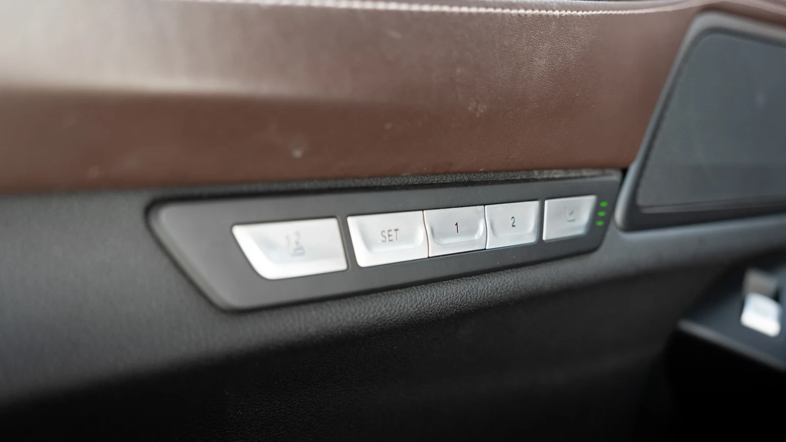 BMW 740 XD/INDIVIDUAL/ 4x Massage/ 4x обдухване/ALCANTARA, снимка 12 - Автомобили и джипове - 54234359