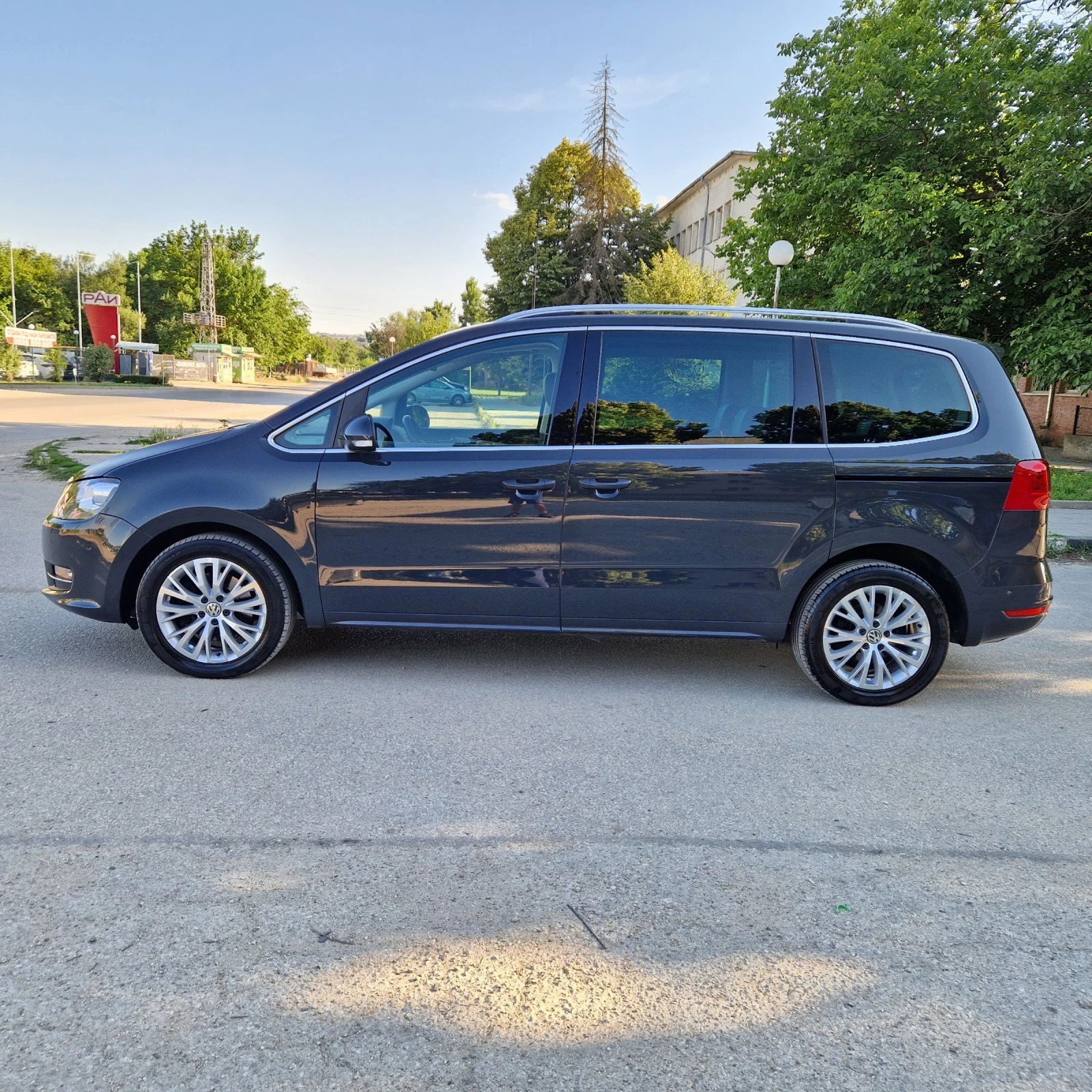 VW Sharan 2.0TDi140k.4X4 7-МЕСТА/ЕЛ.ВРАТИ/ШВЕЙЦАРИЯ , снимка 4 - Автомобили и джипове - 54973814