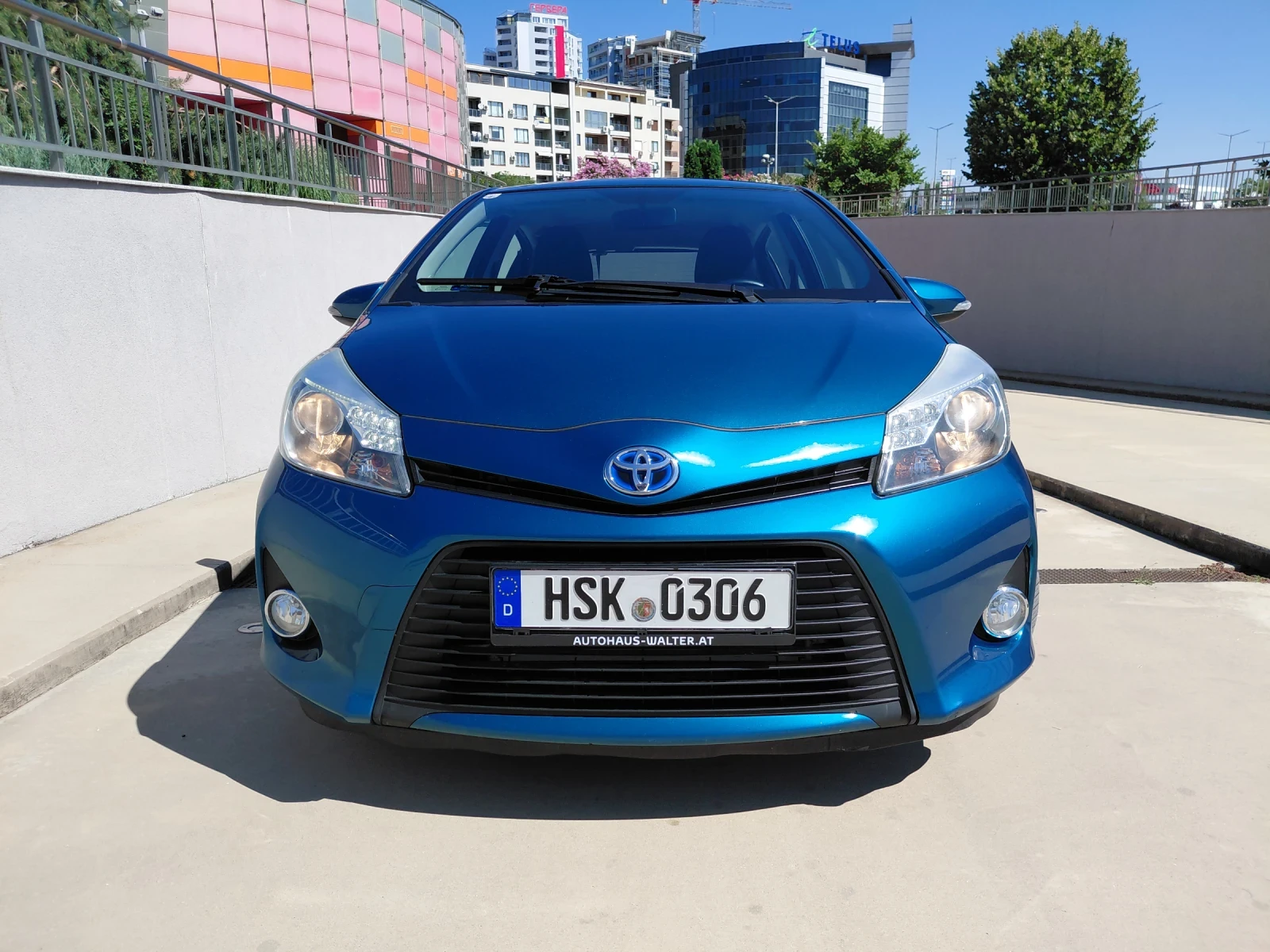 Toyota Yaris Бензин-Хибрид - Автомат -Нова 