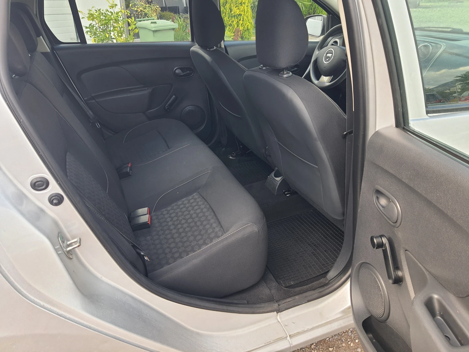 Dacia Logan 1.2i, снимка 13 - Автомобили и джипове - 56110604