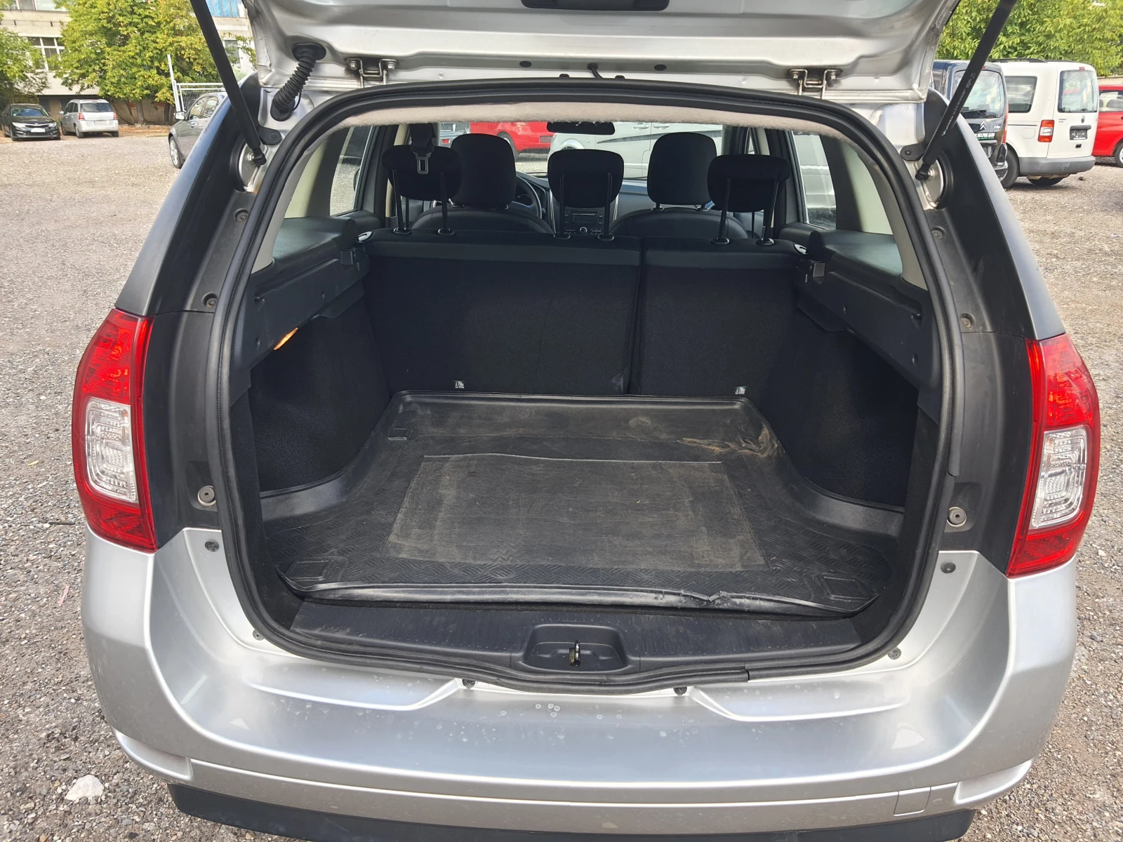 Dacia Logan 1.2i, снимка 8 - Автомобили и джипове - 56110604