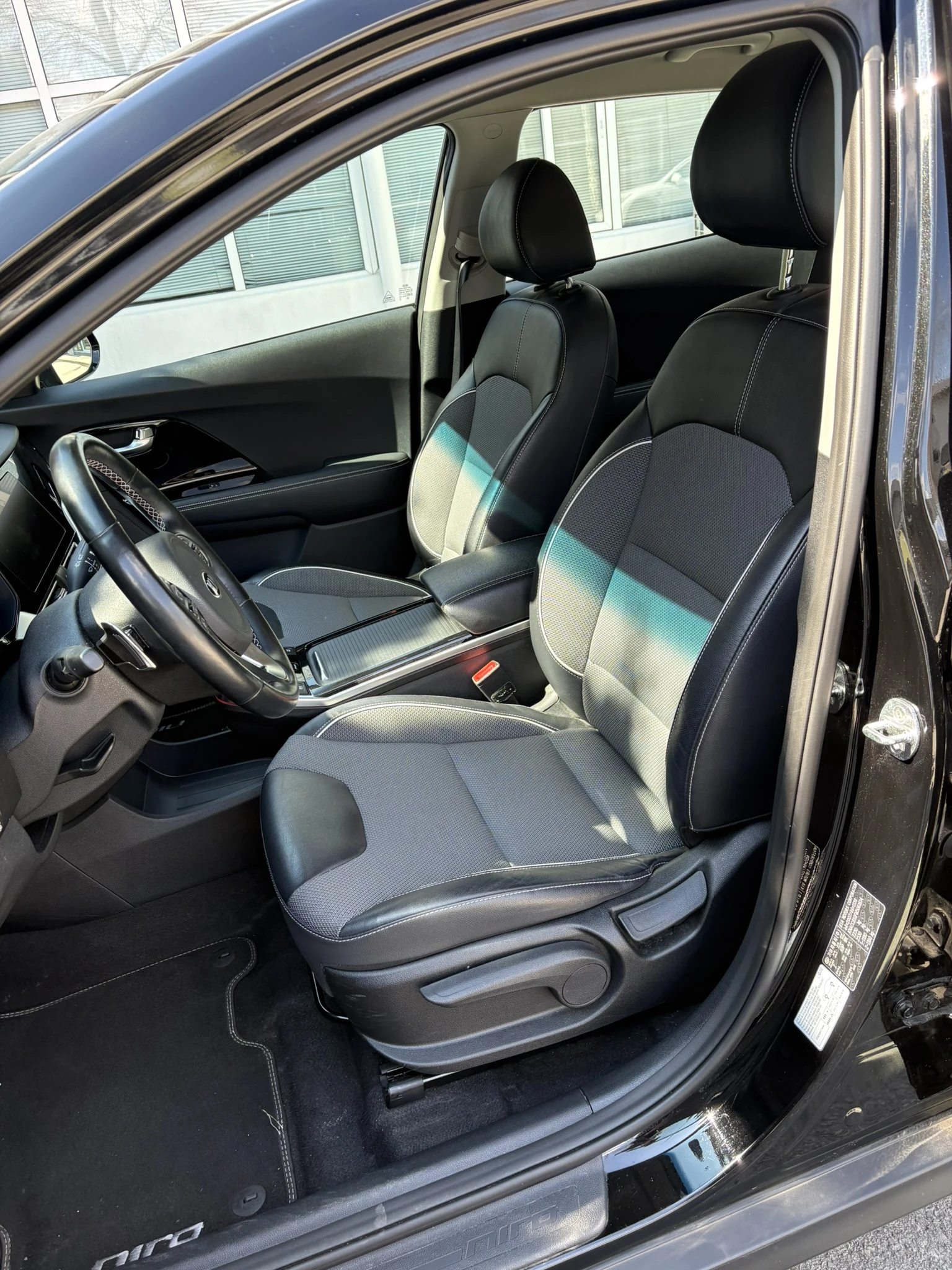 Kia Niro 64 kWh | Камери | Асистенти | Подгрев | Навигация , снимка 9 - Автомобили и джипове - 54195297