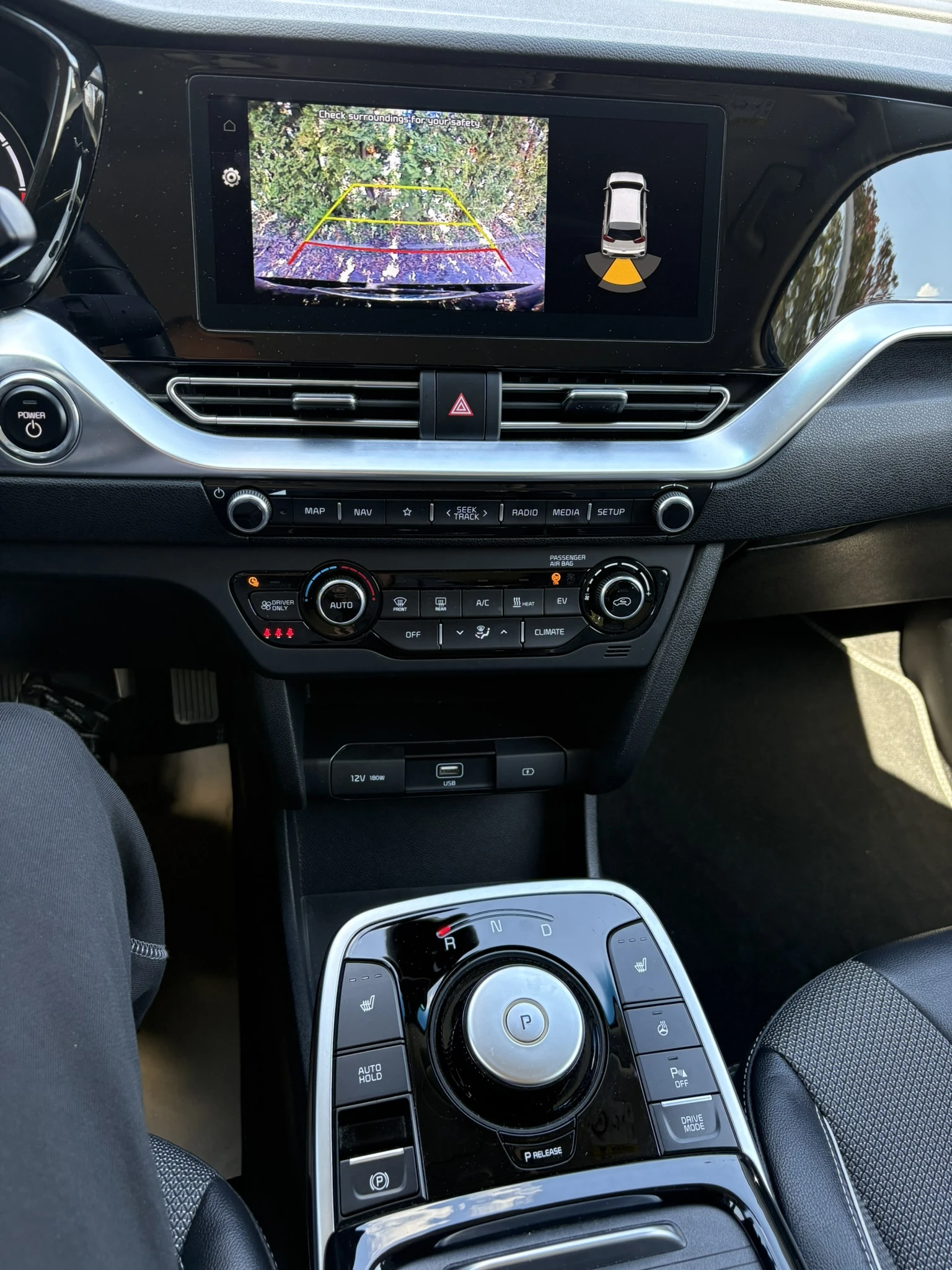 Kia Niro 64 kWh | Камери | Асистенти | Подгрев | Навигация , снимка 12 - Автомобили и джипове - 54195297