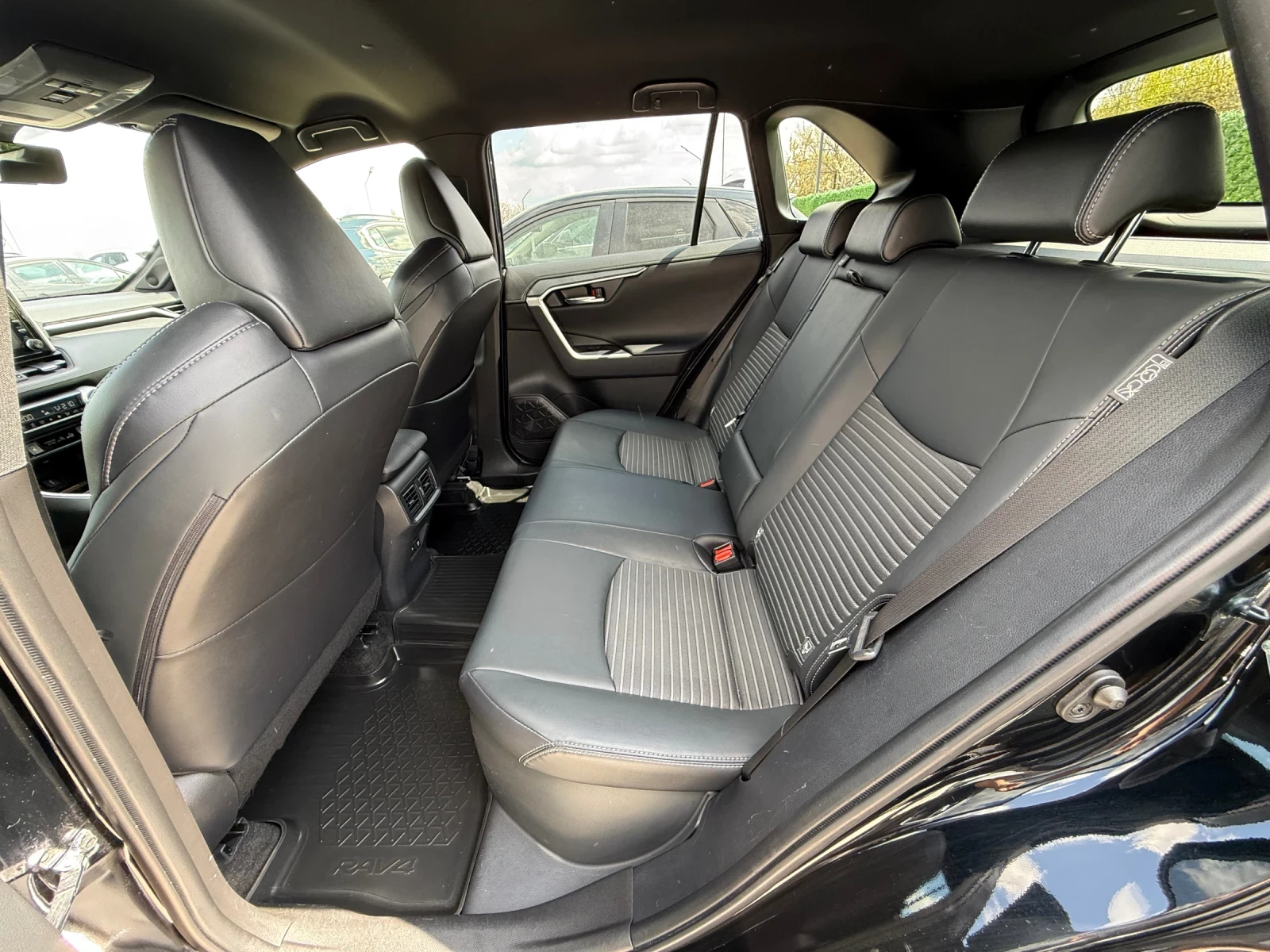 Toyota Rav4 2.5 Hybrid Black Edition 4x4| Всички Екстри | , снимка 10 - Автомобили и джипове - 54237258