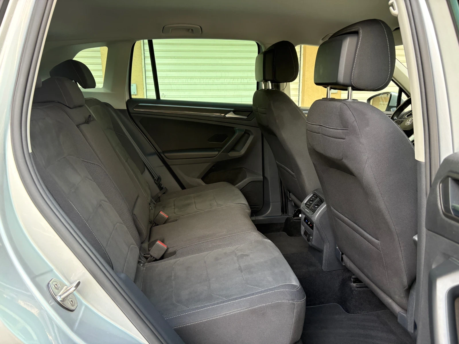 VW Tiguan IQ Light, Digital, Камера, История, Обслужен, снимка 13 - Автомобили и джипове - 56196247