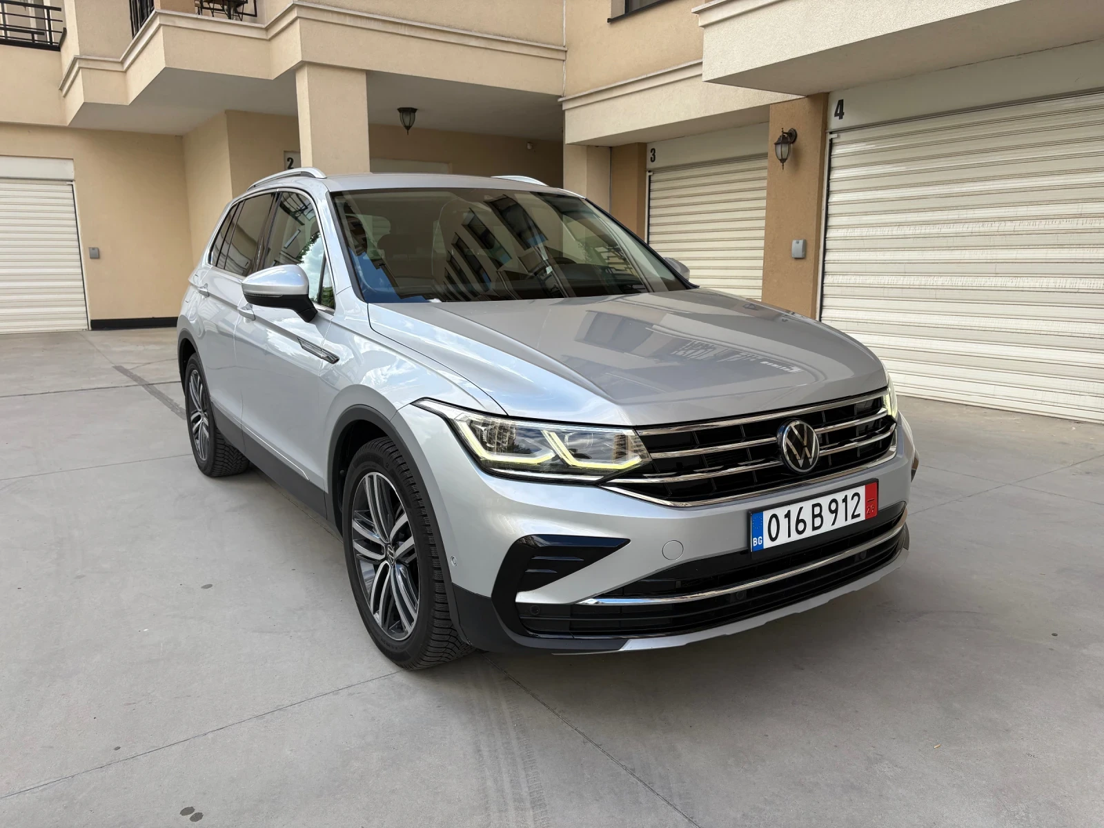 VW Tiguan IQ Light, Digital, Камера, История, Обслужен, снимка 2 - Автомобили и джипове - 56196247
