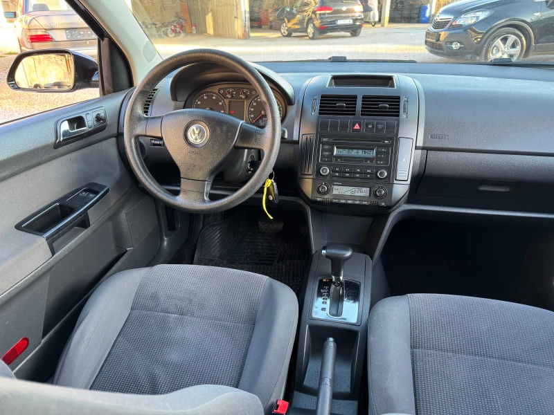 VW Polo 1.4i-Автомат, снимка 12 - Автомобили и джипове - 49063511