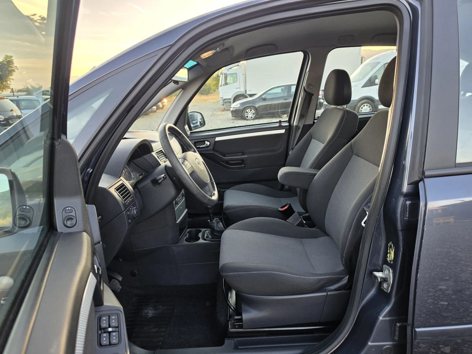 Opel Meriva 1.6i facelift , снимка 11 - Автомобили и джипове - 54397468