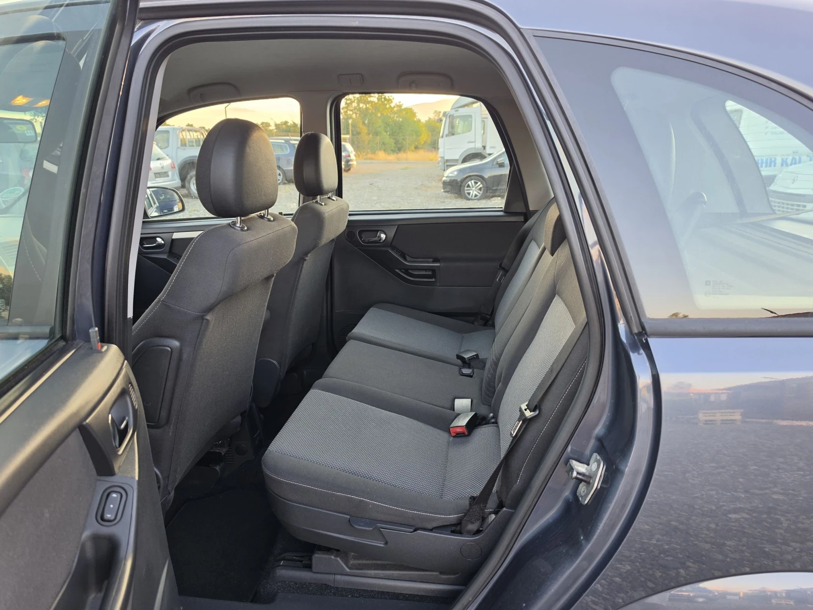Opel Meriva 1.6i facelift , снимка 15 - Автомобили и джипове - 54397468