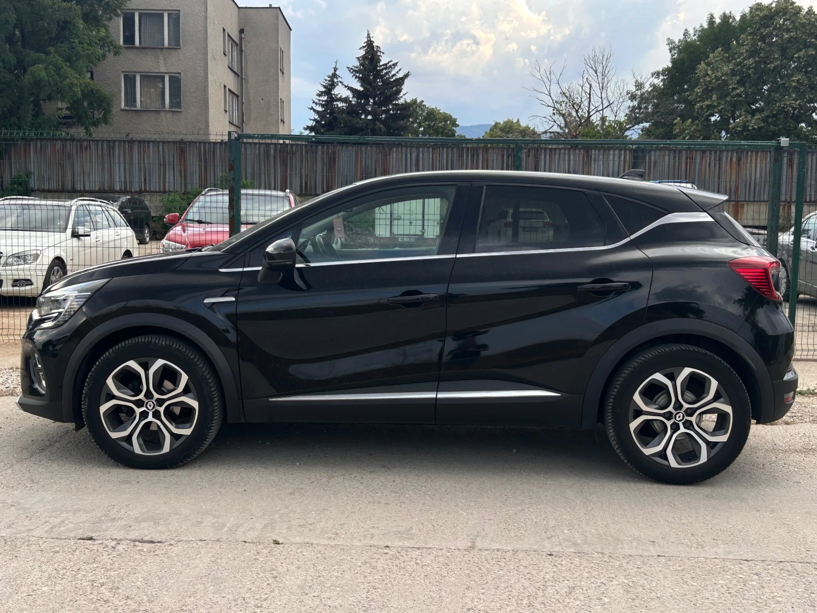 Renault Captur Intense , снимка 2 - Автомобили и джипове - 55124220