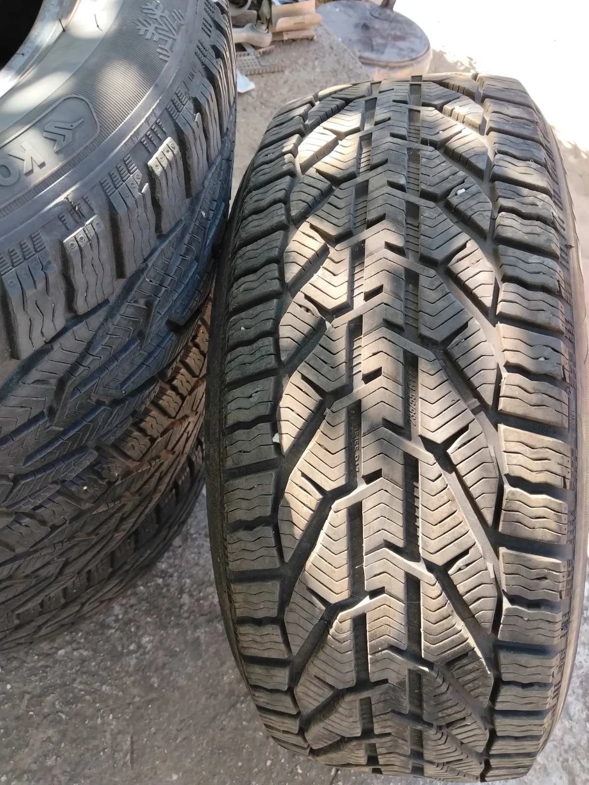 Гуми Зимни 235/55R17, снимка 3 - Гуми и джанти - 55993342