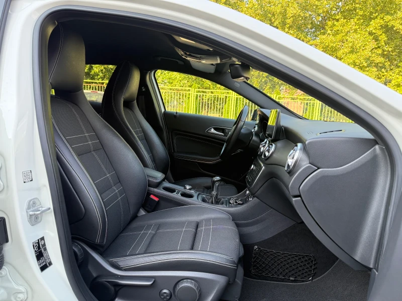 Mercedes-Benz GLA 180 SPORT* AMG* CAMERA* ASSIStLine* Мъртва Точка* ПОДГ, снимка 14 - Автомобили и джипове - 51289470