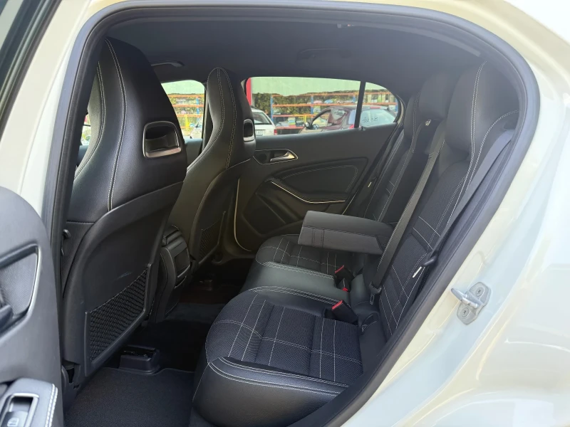 Mercedes-Benz GLA 180 SPORT* AMG* CAMERA* ASSIStLine* Мъртва Точка* ПОДГ, снимка 10 - Автомобили и джипове - 51289470