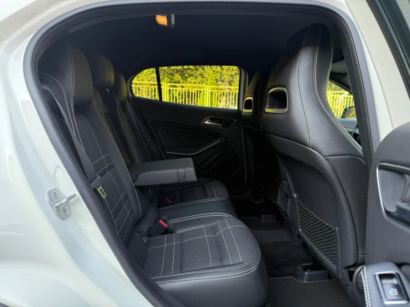 Mercedes-Benz GLA 180 SPORT* AMG* CAMERA* ASSIStLine* Мъртва Точка* ПОДГ, снимка 11 - Автомобили и джипове - 51289470