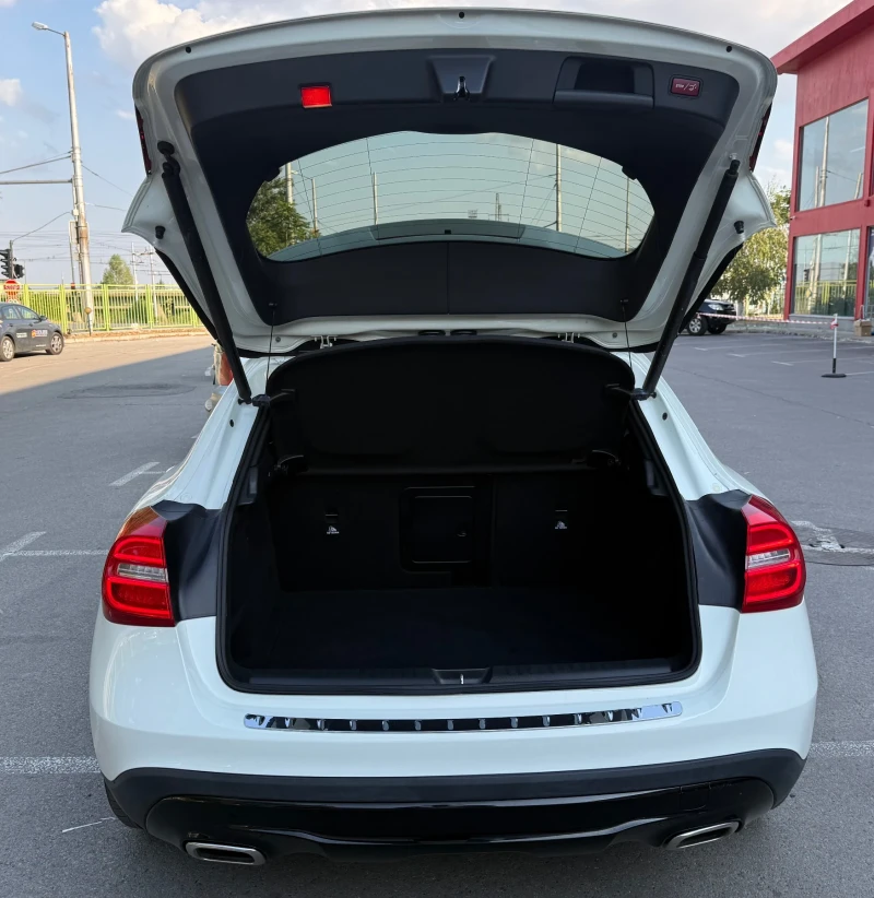 Mercedes-Benz GLA 180 SPORT* AMG* CAMERA* ASSIStLine* Мъртва Точка* ПОДГ, снимка 15 - Автомобили и джипове - 51289470
