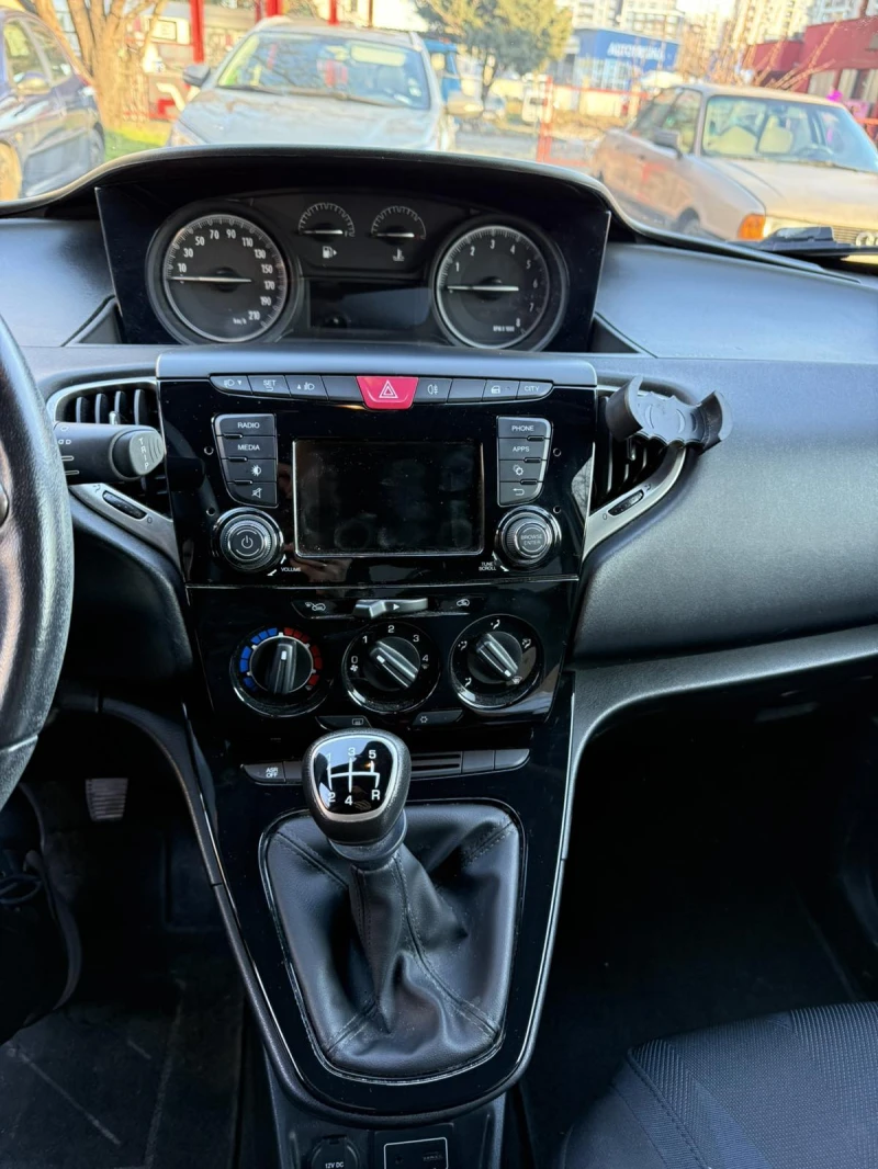 Lancia Ypsilon 1.2, снимка 11 - Автомобили и джипове - 53099730