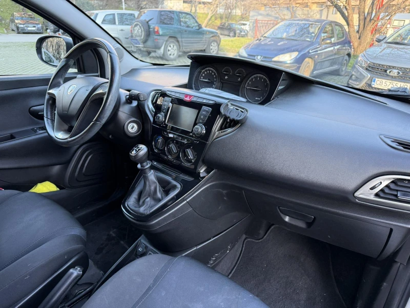 Lancia Ypsilon 1.2, снимка 9 - Автомобили и джипове - 53099730