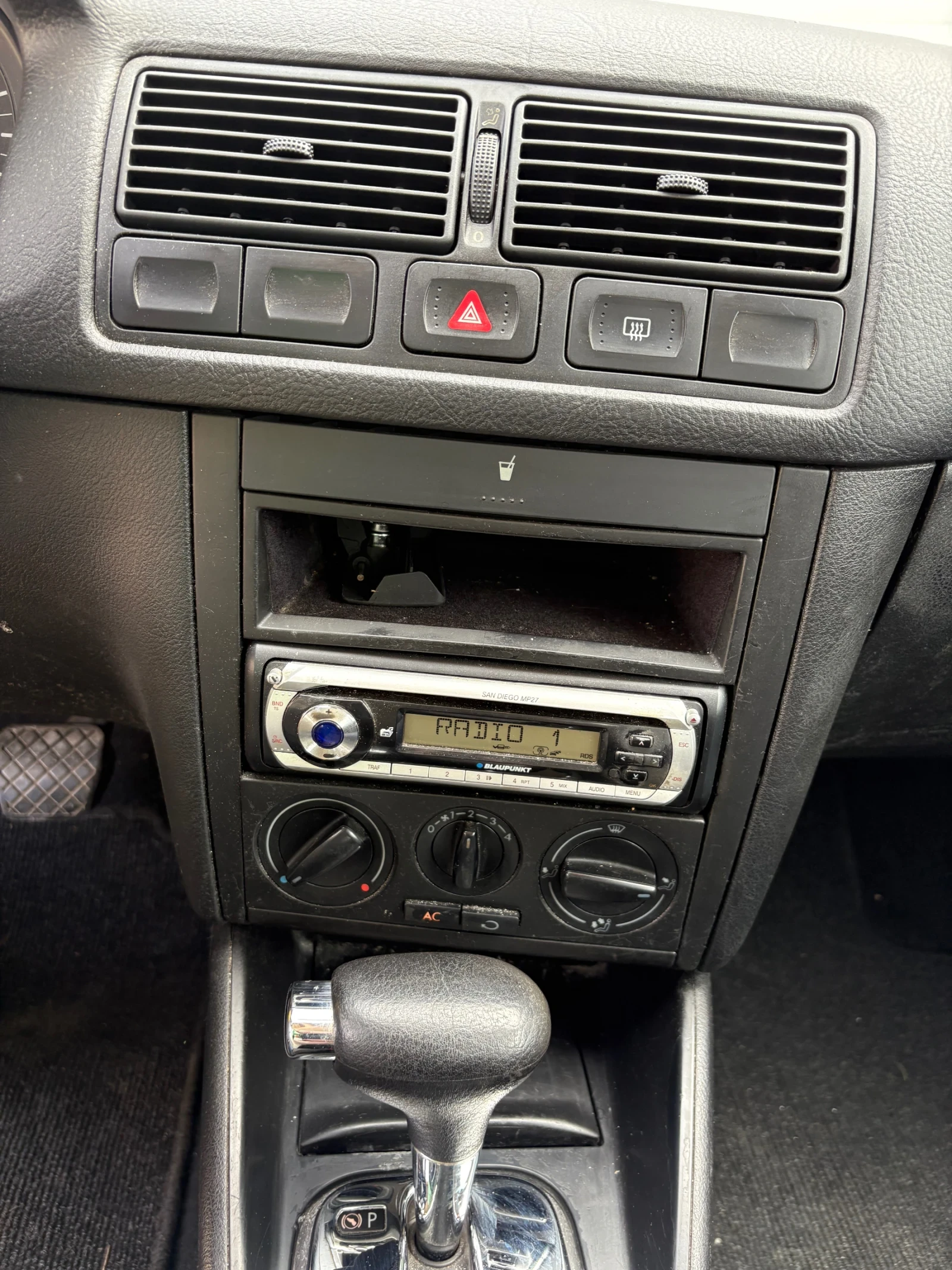 VW Golf 1.6 SR АВТОМАТИК - изображение 10