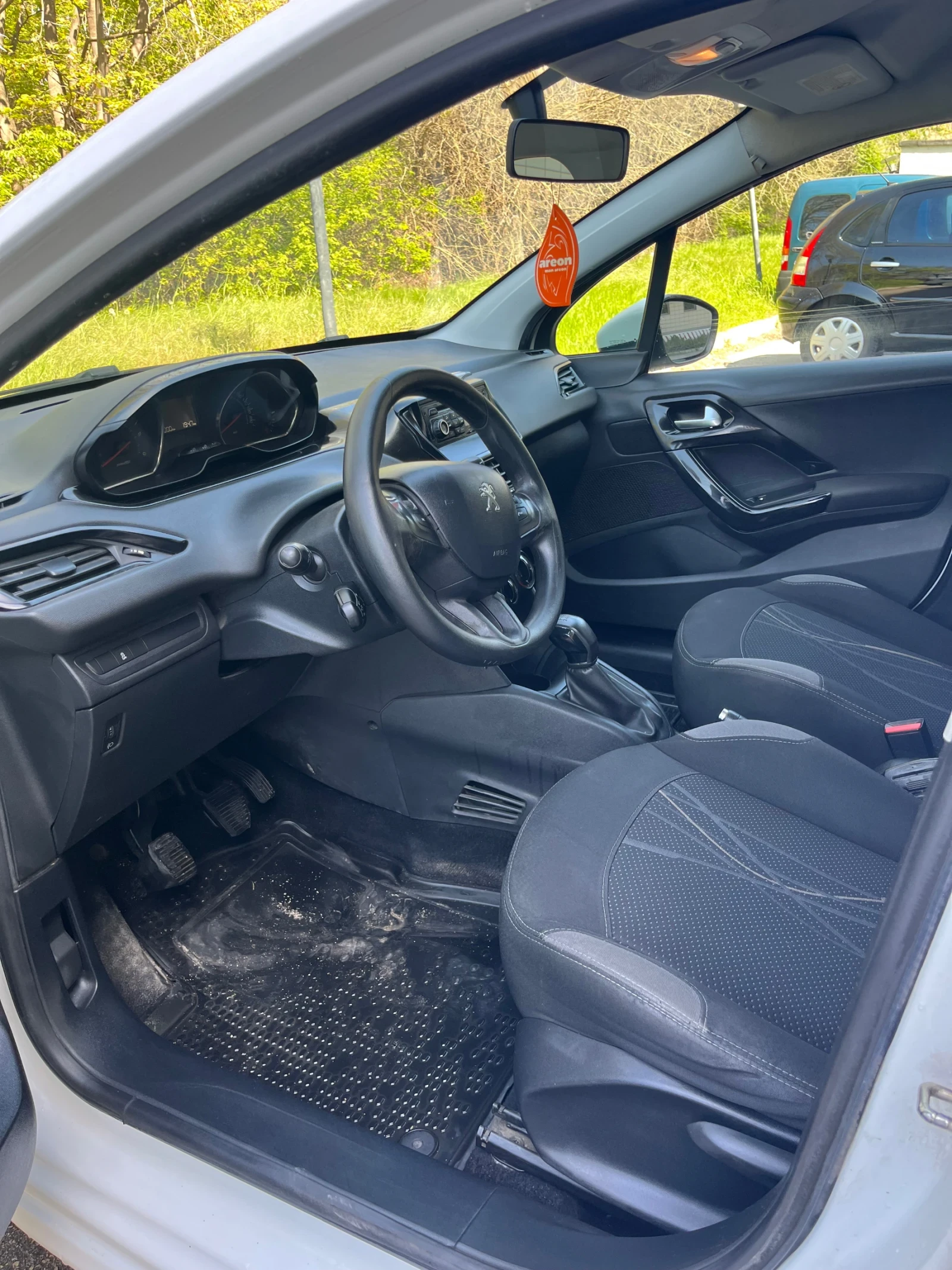 Peugeot 208 1.4  - изображение 8