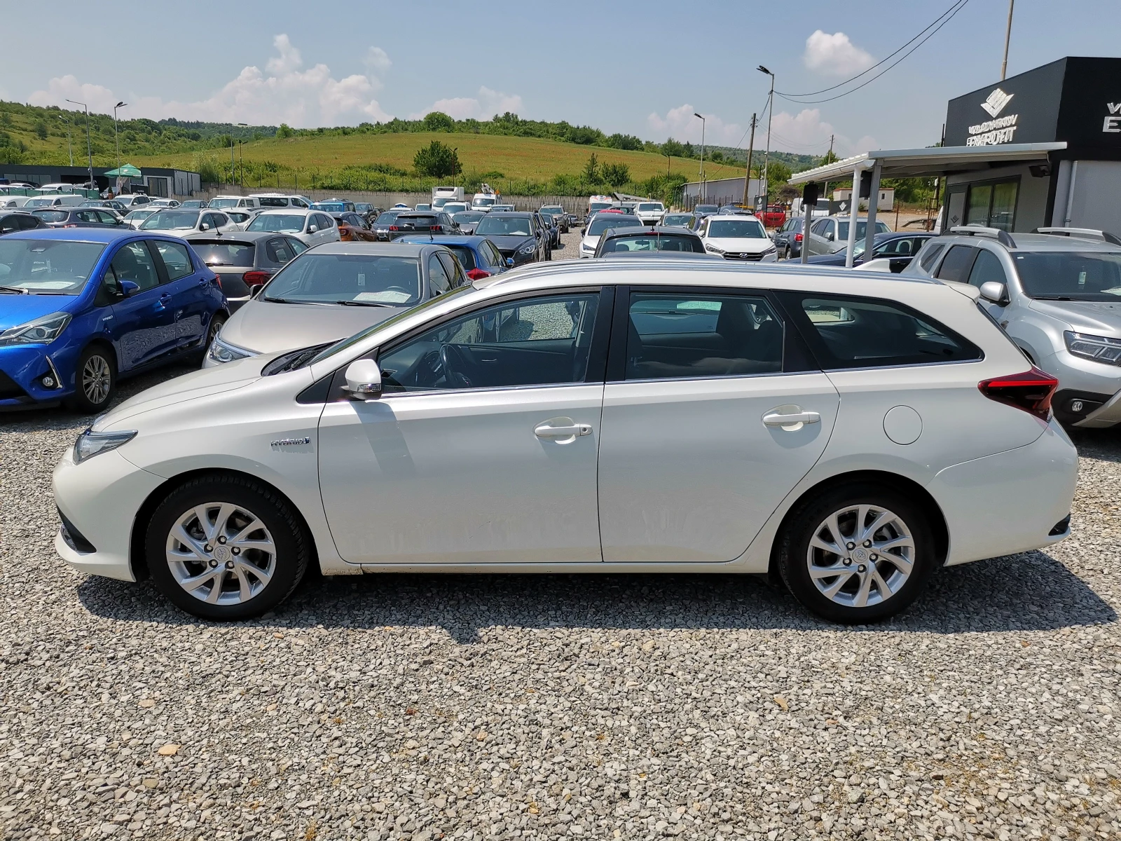 Toyota Auris 1.8 Hybrid E6B - изображение 2