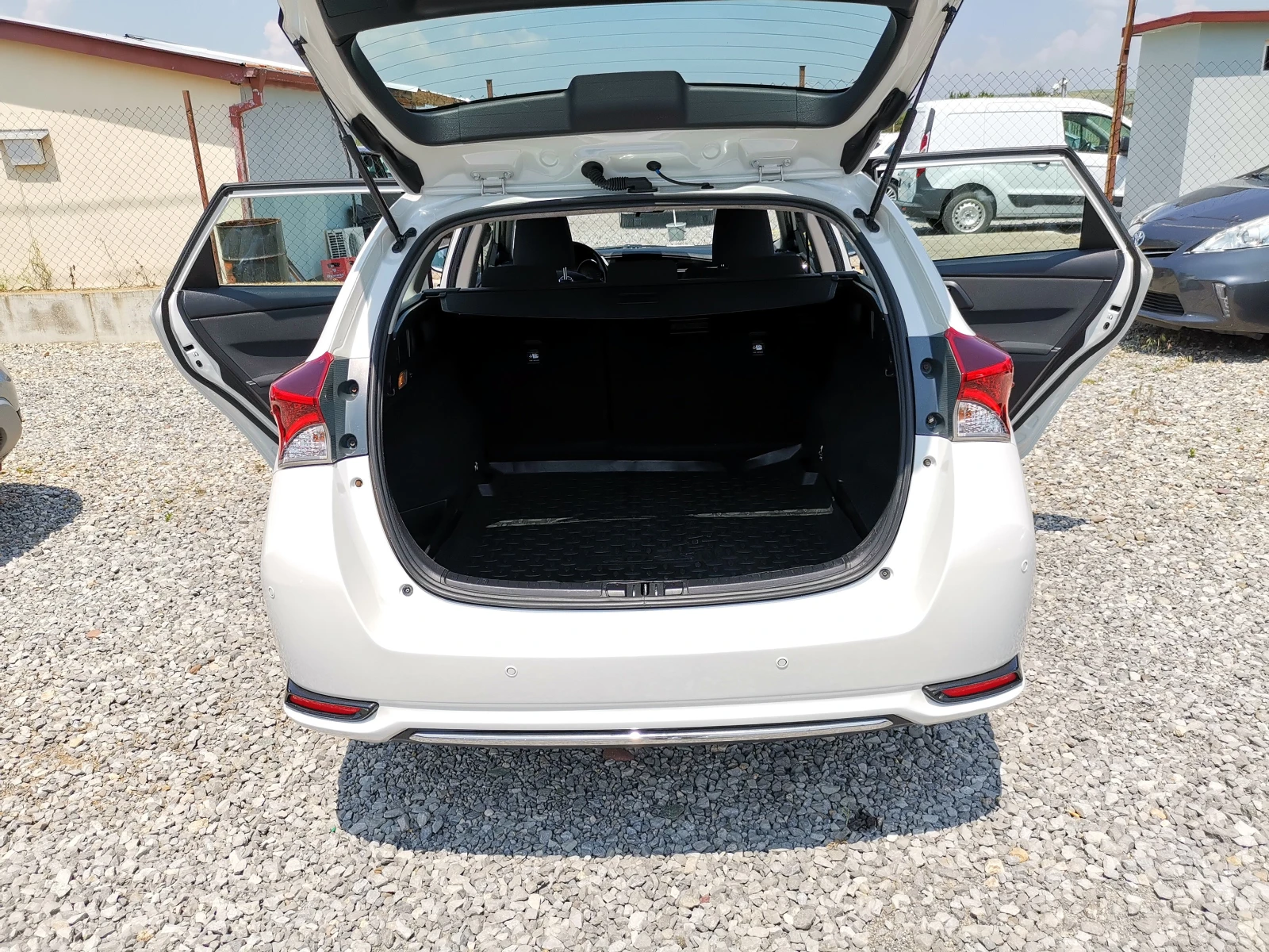 Toyota Auris 1.8 Hybrid E6B - изображение 10
